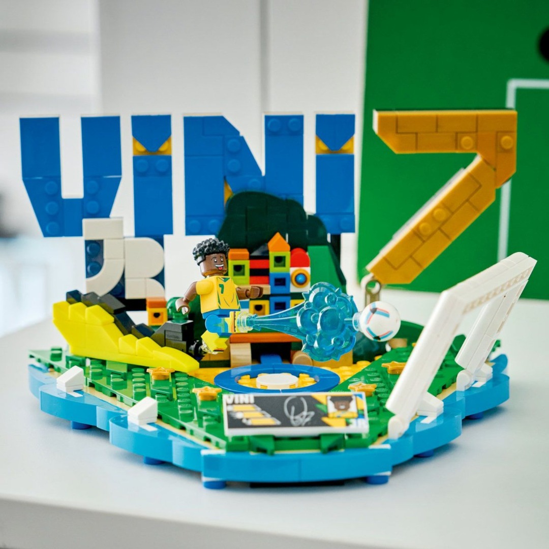 LEGO Vini Jr detalii model fotbal