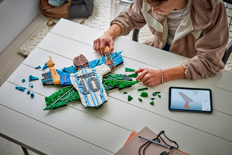 LEGO Messi constructie pe masa
