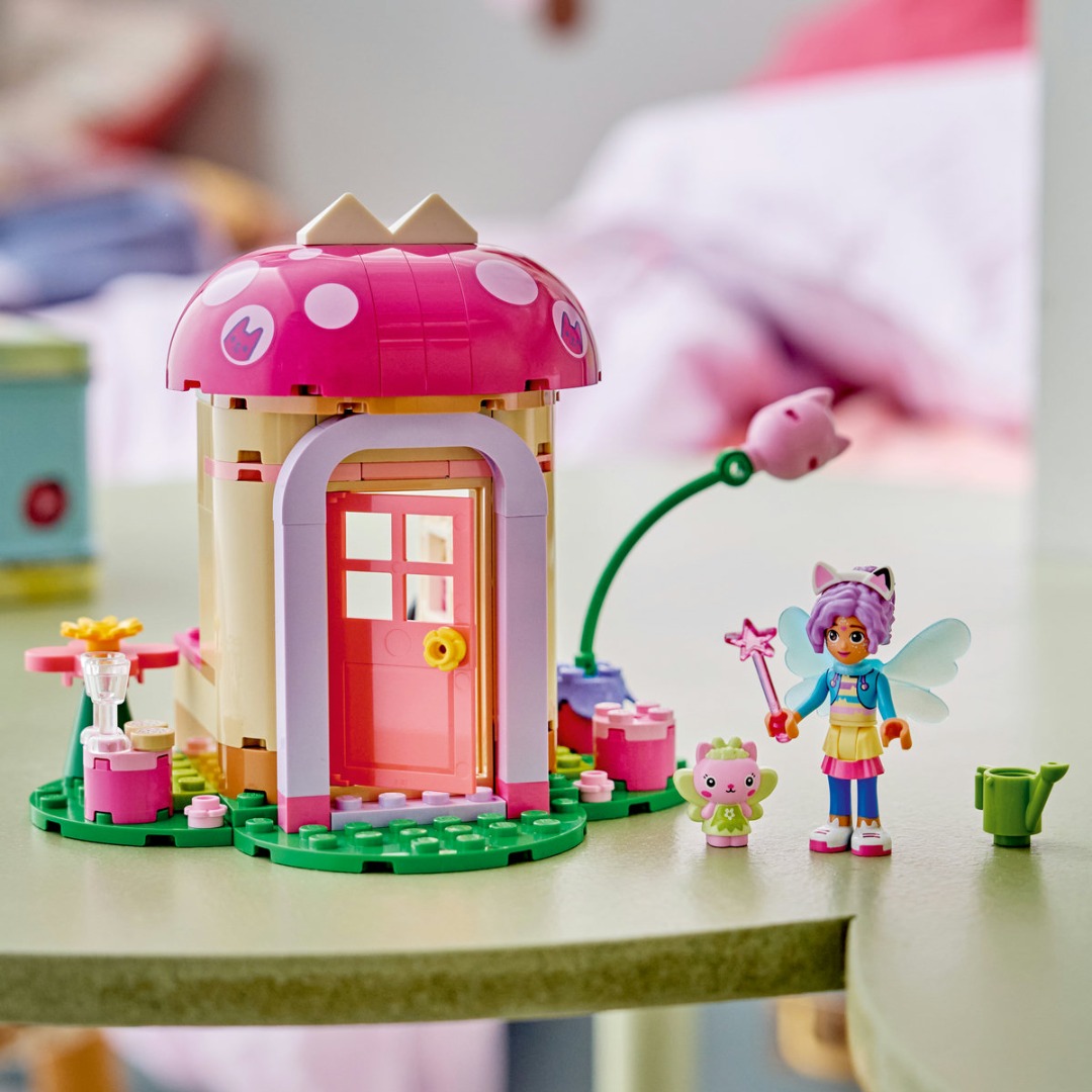LEGO Gabby's Dollhouse Casuta din gradina Miau-Zanei 11212 joaca