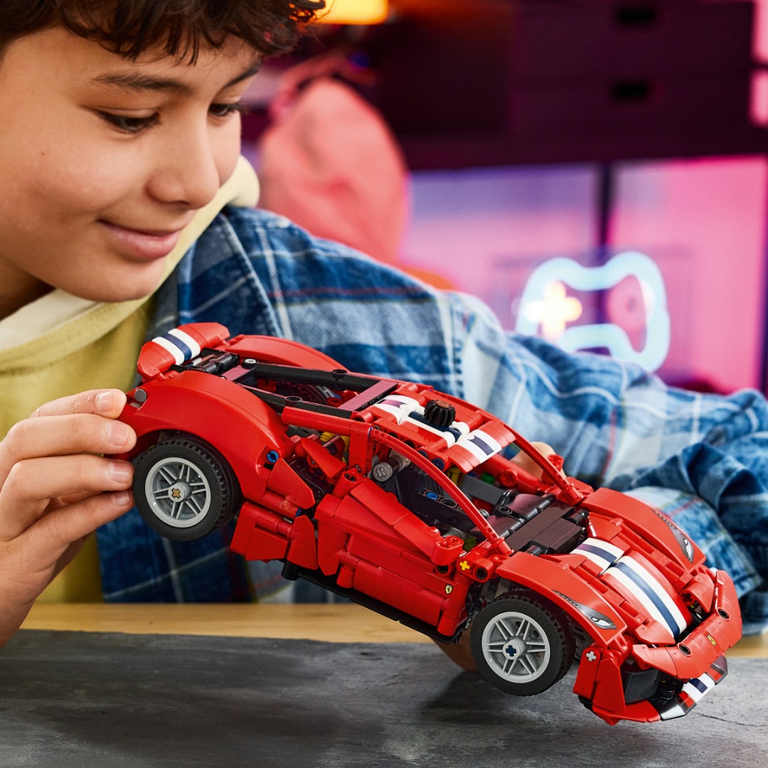 LEGO Technic Ferrari 488 Pista 882 piese