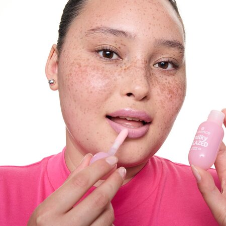Balsam de buze Milky Glazed, Nuanta 02 Strawberry Whip, 4 ml, Essence 821658