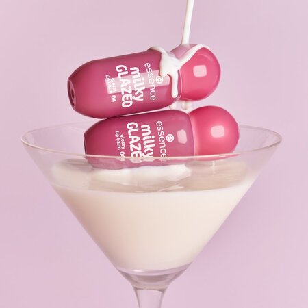 Balsam de buze Milky Glazed, Nuanta 04 Berry Au Lait, 4 ml, Essence 821705