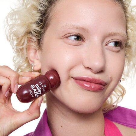 Balsam de buze Milky Glazed, Nuanta 06 Cherry on Top, 4 ml, Essence 821720