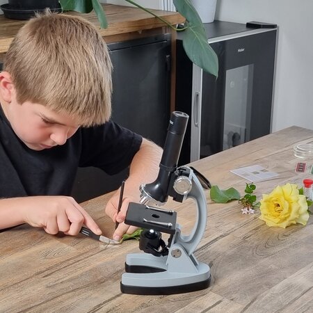 Microscop cu 40 de experimente, 8 ani+, Buki France 822020
