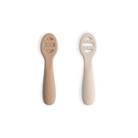 Set 2 lingurite de antrenament din silicon, Natural/Shifting Sand, +6 luni, Mushie