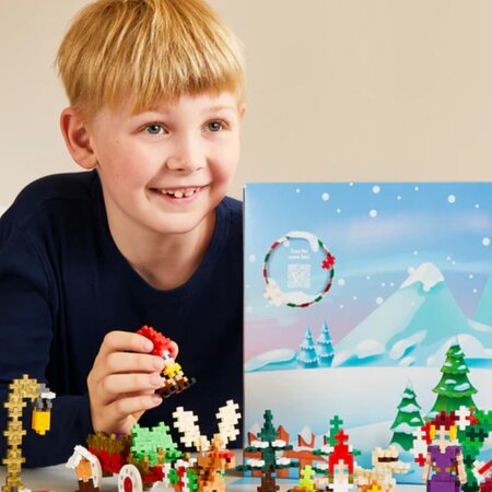 Set de constructie Calendar de Advent, Lumea lui Mos Craciun, 5 ani+, 600 piese, Plus-Plus 825247