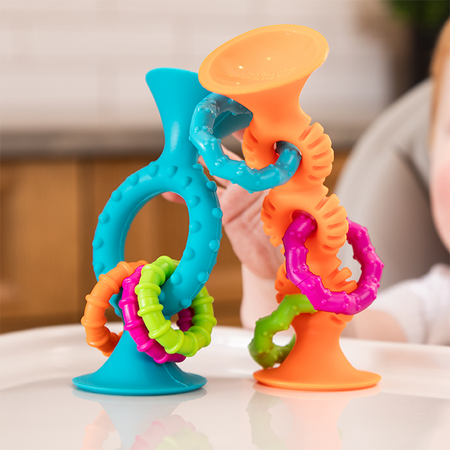 Jucarie senzoriala cu ventuza si inele zornaitoare pipSquigz Loops, Portocaliu, 6 luni+, Fat Brain 825621