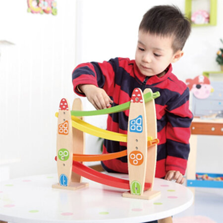 Traseu din lemn pentru masinute Lelin, 2 ani+, New Classic Toys 532223