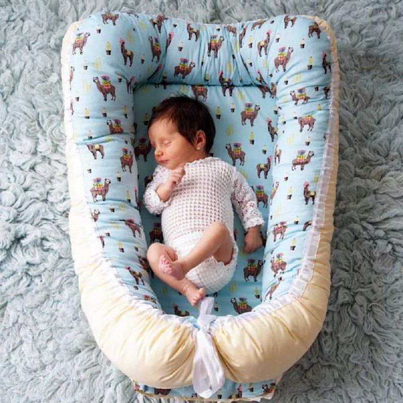 Cosulet pentru bebelusi cu doua fete, Albastru cu camile, Baby Nest 05, Twindeco