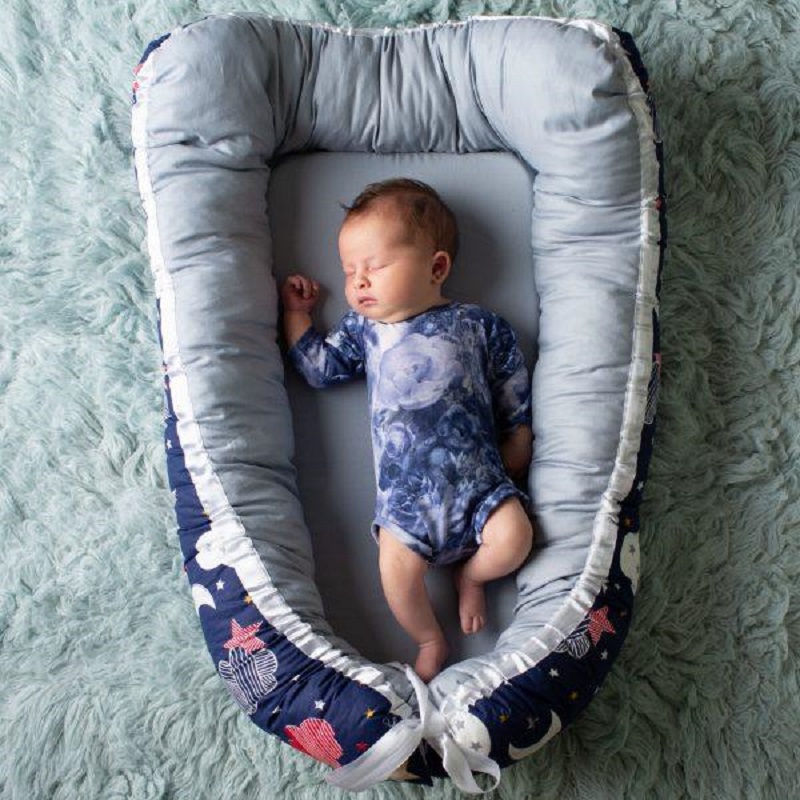 Cosulet pentru bebelusi cu doua fete, Albastru cu nori rosii, Baby Nest 02, Twindeco