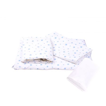 Set lenjerie cu 3 piese pentru patut + protetectie impermeabila, 120 x 60 cm, model Stelute Bleu, Fic Baby